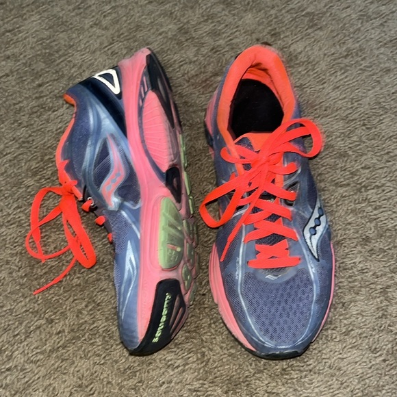 Women’s Saucony running shoes - Picture 3 of 4